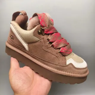 UGG أحذية رياضية بنية وردية مبطنة بجلد الغنم ودانتيل نسيج