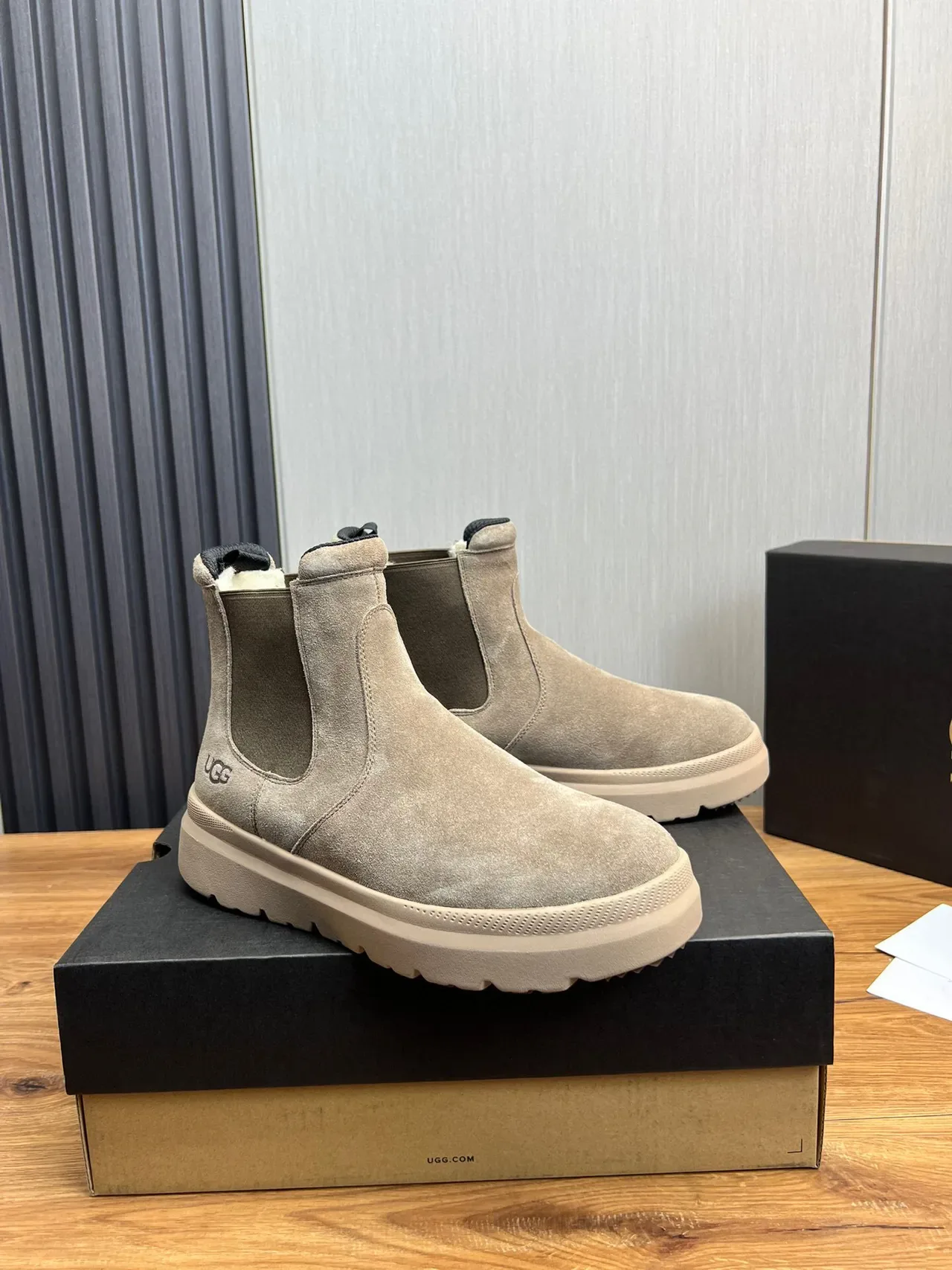 UGG Chelsea Boot Beige White Suede Upper Elastic Side Gussets Chelsea Boots 3
