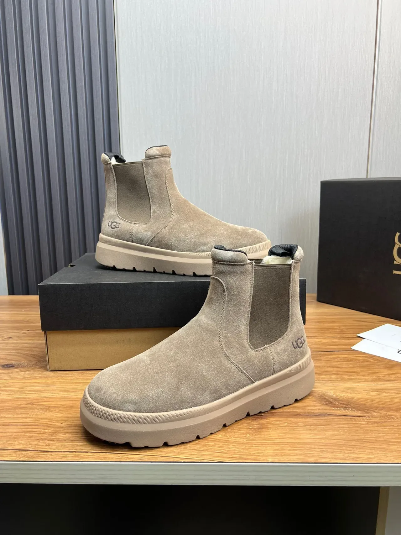UGG Chelsea Boot Beige White Suede Upper Elastic Side Gussets Chelsea Boots 4