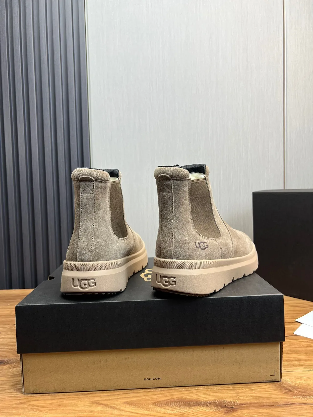 UGG Chelsea Boot Beige White Suede Upper Elastic Side Gussets Chelsea Boots 5