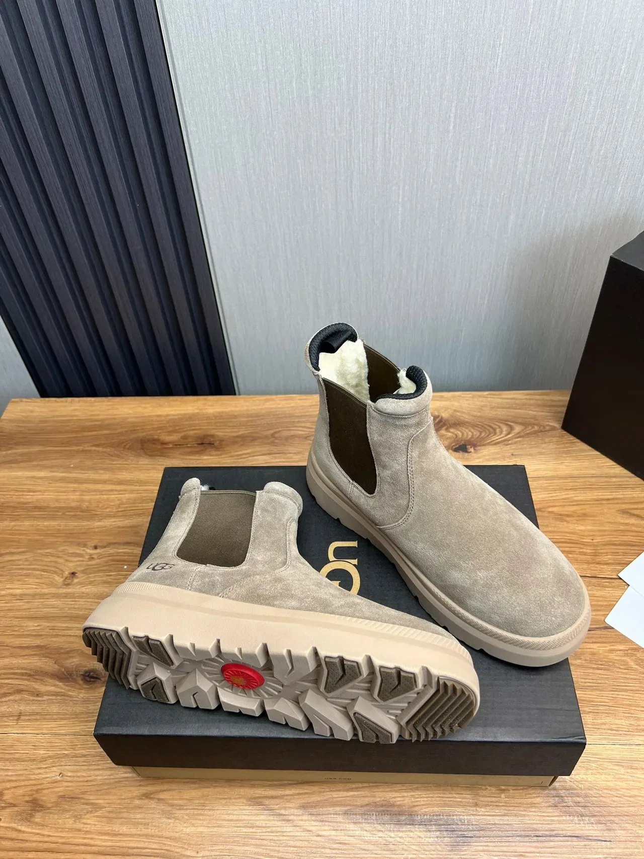 UGG Chelsea Boot Beige White Suede Upper Elastic Side Gussets Chelsea Boots 6