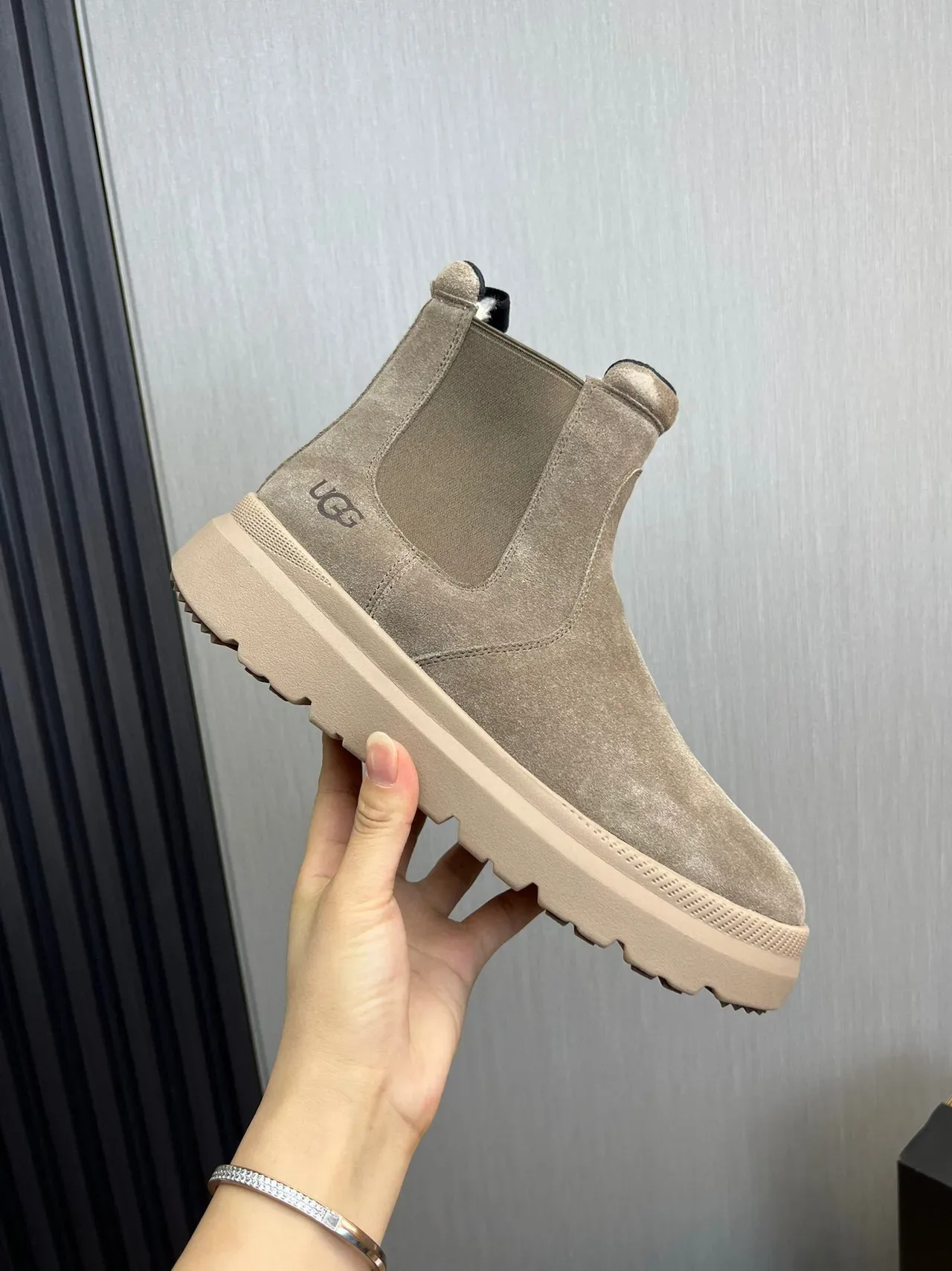 UGG Chelsea Boot Beige White Suede Upper Elastic Side Gussets Chelsea Boots 7