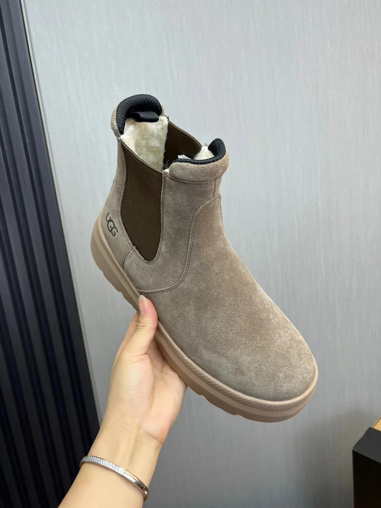 UGG Chelsea Boot Beige White Suede Upper Elastic Side Gussets Chelsea Boots 8