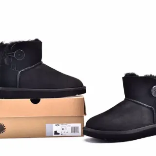 UGG Classic Mini 黑色羊毛内里雪靴