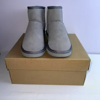 UGG क्लासिक मिनी ग्रे सूड स्नो बूट्स