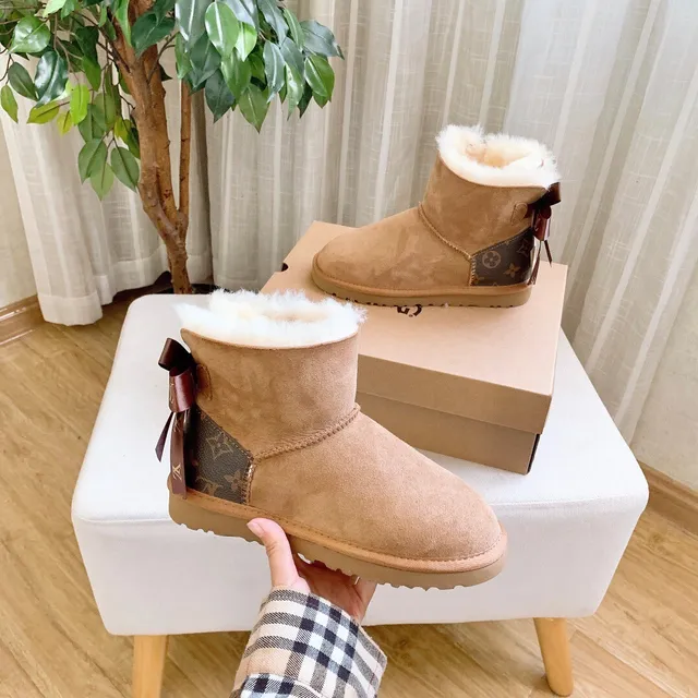 UGG क्लासिक मिनी मोनोग्राम टैन शीयरलिंग लाइन वाले एंकल बूट 3