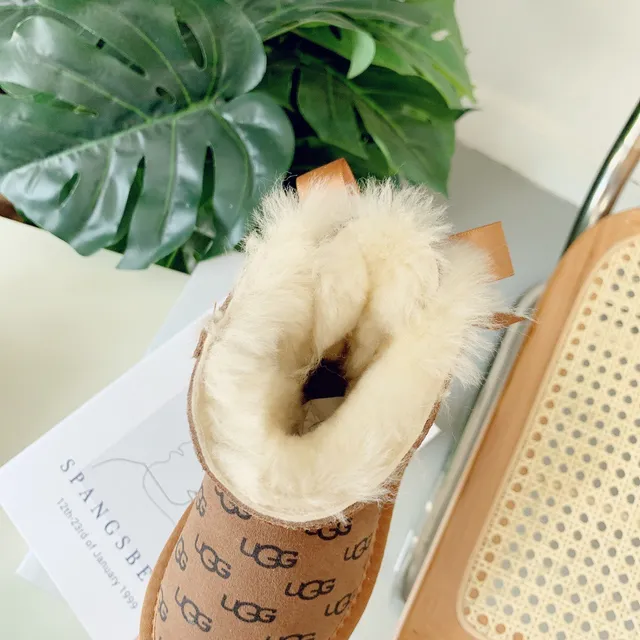UGG क्लासिक मिनी मोनोग्राम टैन शीयरलिंग लाइन वाले एंकल बूट 4