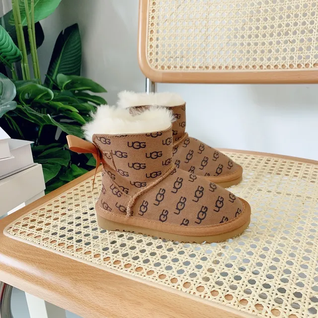 UGG क्लासिक मिनी मोनोग्राम टैन शीयरलिंग लाइन वाले एंकल बूट 5