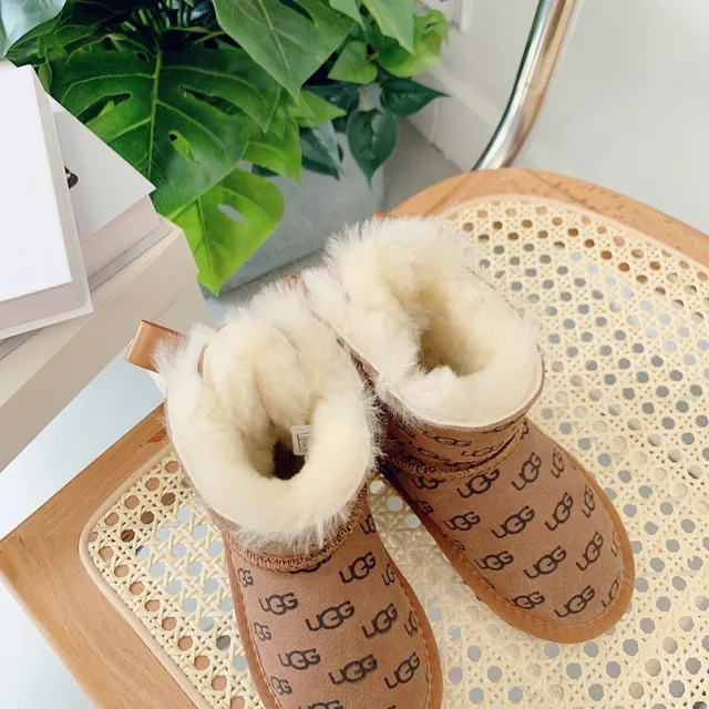 UGG क्लासिक मिनी मोनोग्राम टैन शीयरलिंग लाइन वाले एंकल बूट 7