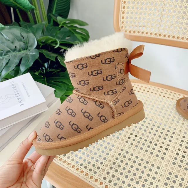 UGG क्लासिक मिनी मोनोग्राम टैन शीयरलिंग लाइन वाले एंकल बूट 8
