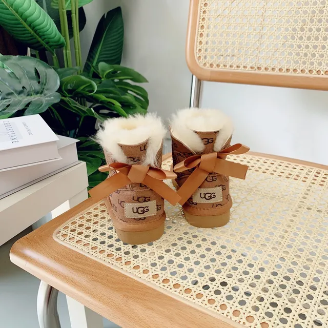 UGG क्लासिक मिनी मोनोग्राम टैन शीयरलिंग लाइन वाले एंकल बूट 10
