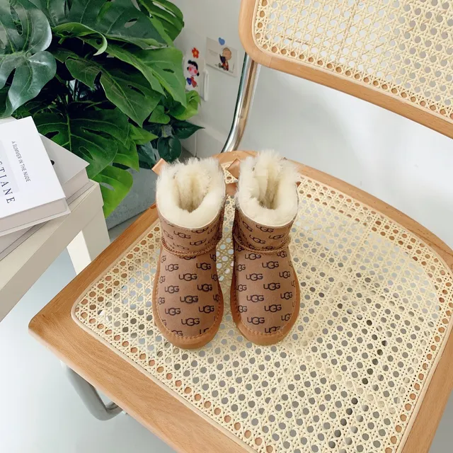 UGG क्लासिक मिनी मोनोग्राम टैन शीयरलिंग लाइन वाले एंकल बूट 12