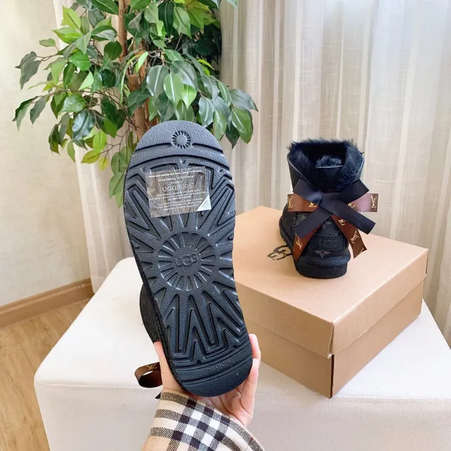 UGG क्लासिक मिनी मोनोग्राम टैन शीयरलिंग लाइन वाले एंकल बूट 13