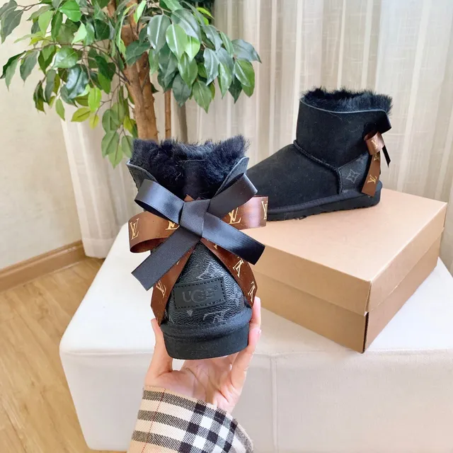UGG क्लासिक मिनी मोनोग्राम टैन शीयरलिंग लाइन वाले एंकल बूट 14