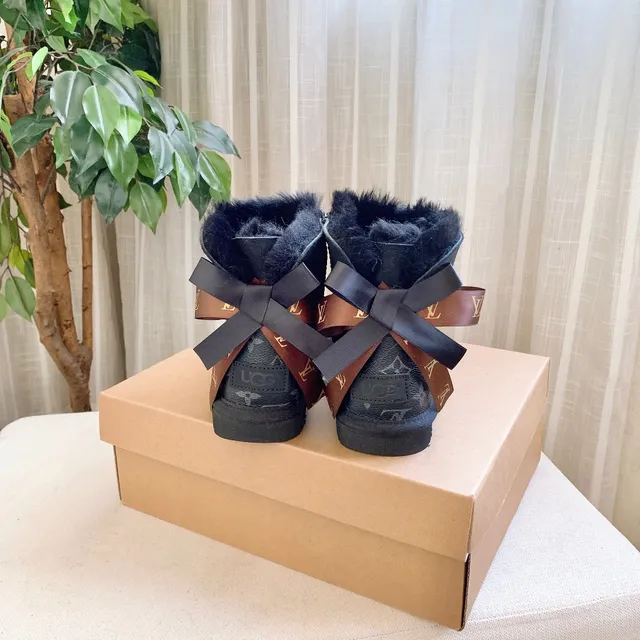 UGG क्लासिक मिनी मोनोग्राम टैन शीयरलिंग लाइन वाले एंकल बूट 15