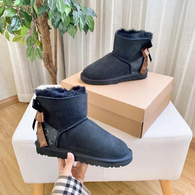 UGG क्लासिक मिनी मोनोग्राम टैन शीयरलिंग लाइन वाले एंकल बूट 16