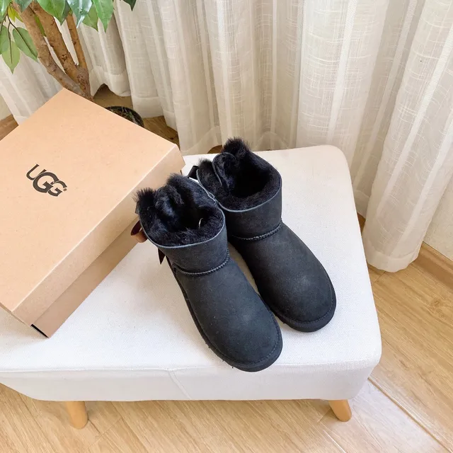 UGG क्लासिक मिनी मोनोग्राम टैन शीयरलिंग लाइन वाले एंकल बूट 17