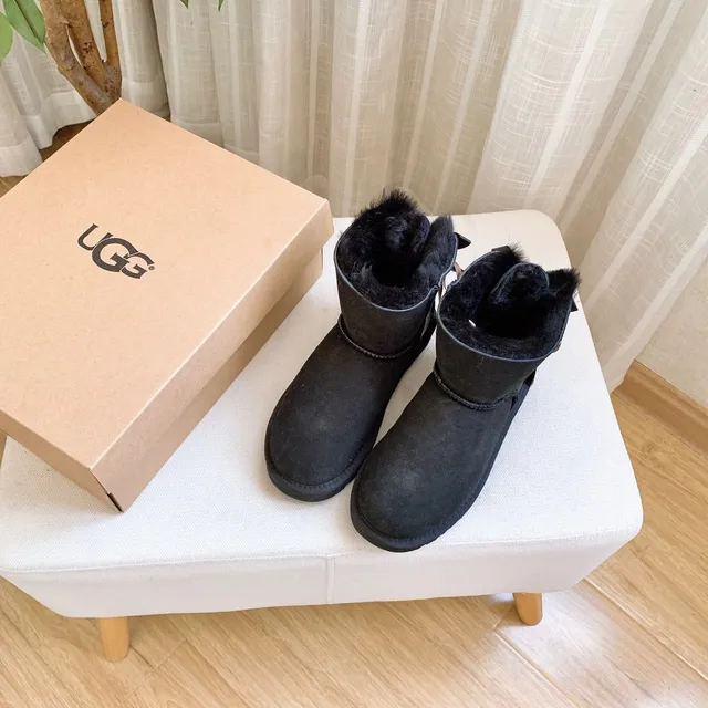 UGG क्लासिक मिनी मोनोग्राम टैन शीयरलिंग लाइन वाले एंकल बूट 18