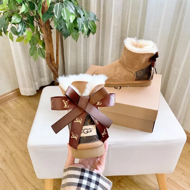 UGG क्लासिक मिनी मोनोग्राम टैन शीयरलिंग लाइन वाले एंकल बूट 19