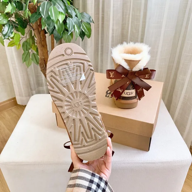 UGG क्लासिक मिनी मोनोग्राम टैन शीयरलिंग लाइन वाले एंकल बूट 20