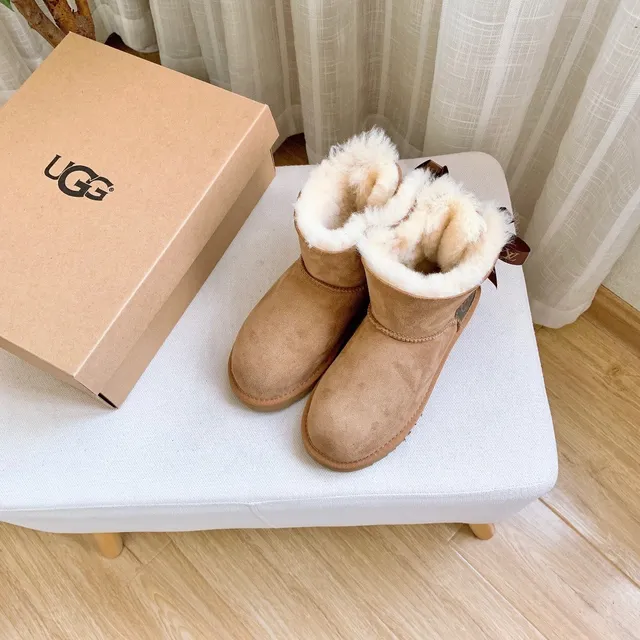 UGG क्लासिक मिनी मोनोग्राम टैन शीयरलिंग लाइन वाले एंकल बूट 22