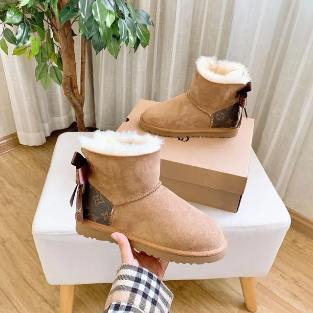 UGG क्लासिक मिनी मोनोग्राम टैन शीयरलिंग लाइन वाले एंकल बूट 23