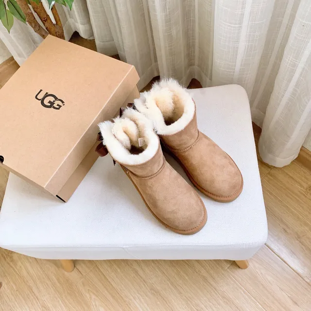 UGG क्लासिक मिनी मोनोग्राम टैन शीयरलिंग लाइन वाले एंकल बूट 24