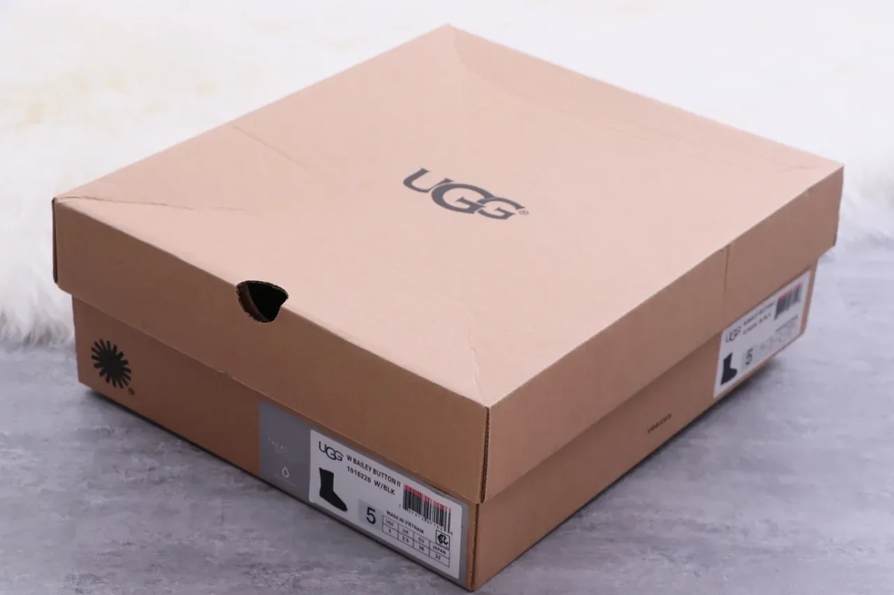 UGG Classic Short 黑色麂皮羊毛内里雪靴 2