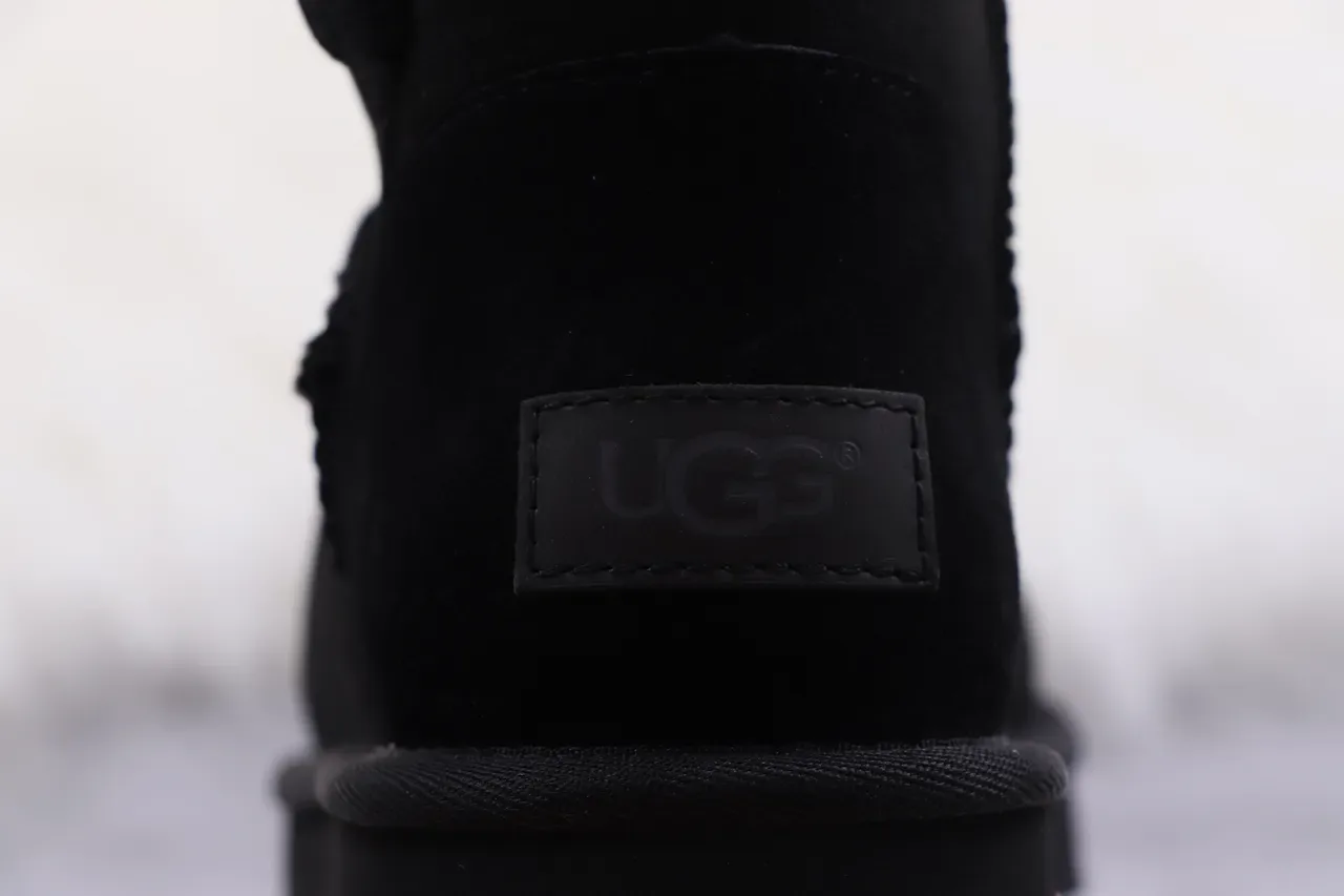 UGG Classic Short 黑色麂皮羊毛内里雪靴 3