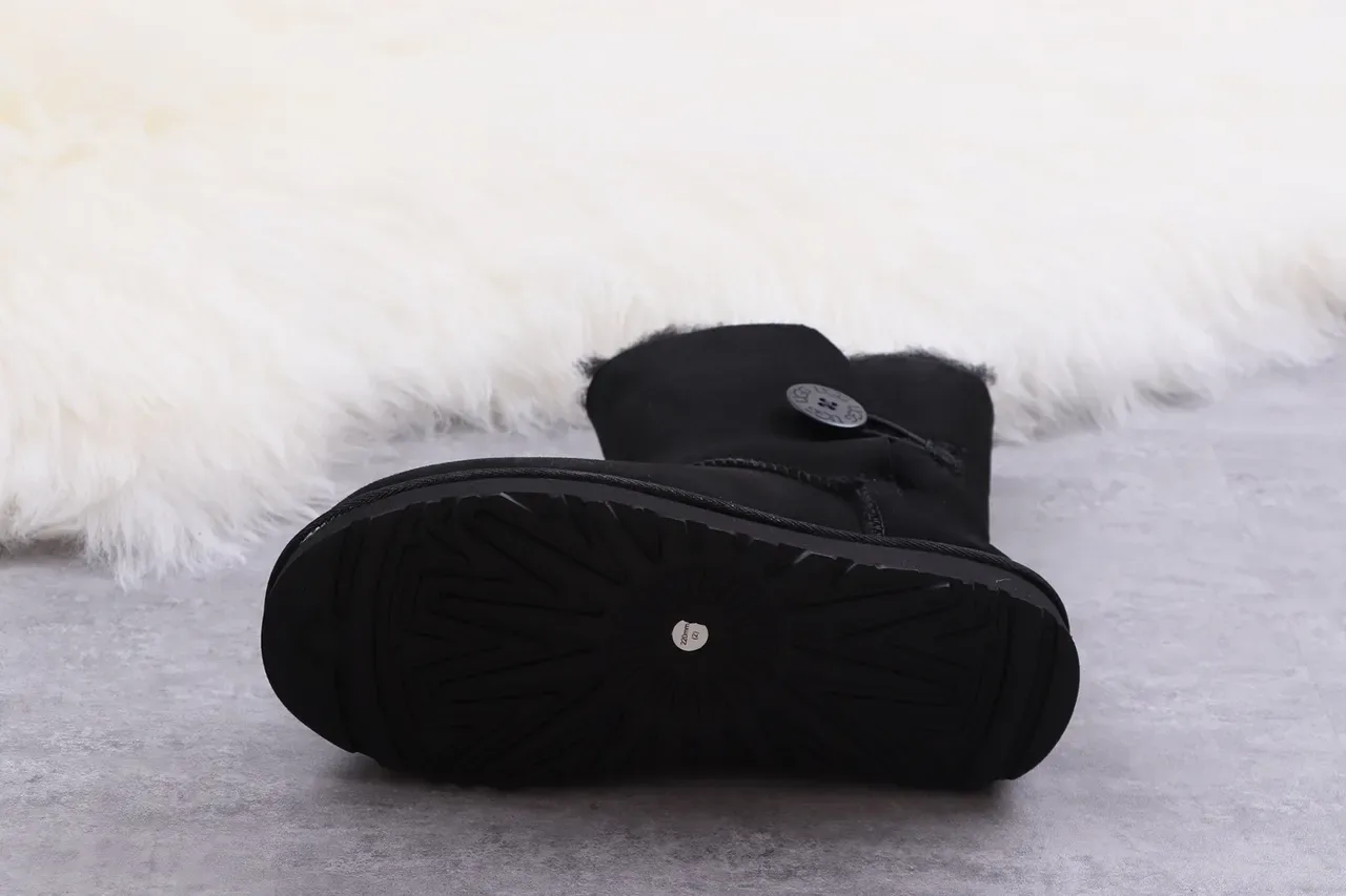 UGG Classic Short 黑色麂皮羊毛内里雪靴 4