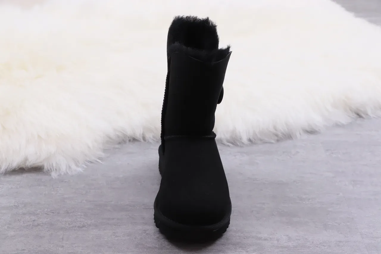 UGG Classic Short 黑色麂皮羊毛内里雪靴 5