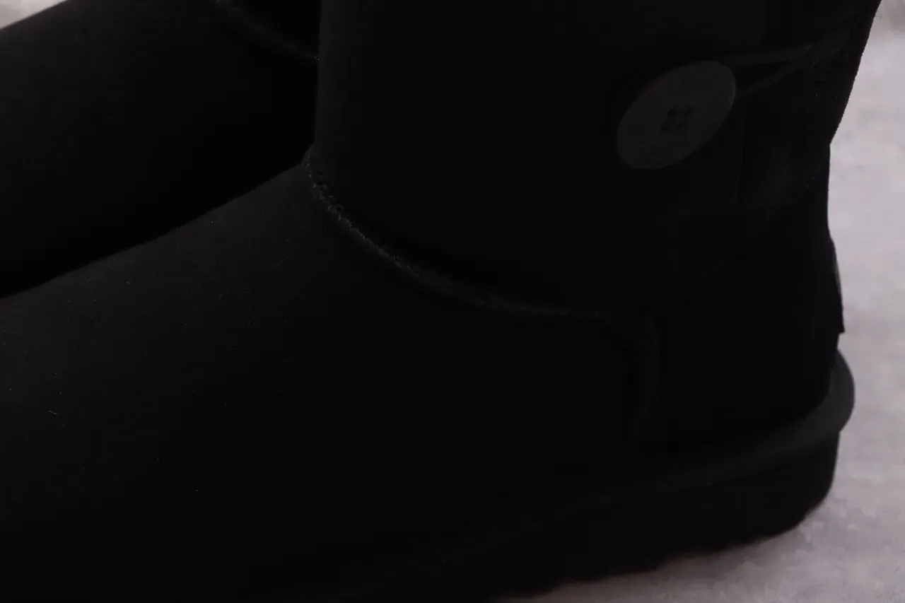 UGG Classic Short 黑色麂皮羊毛内里雪靴 6