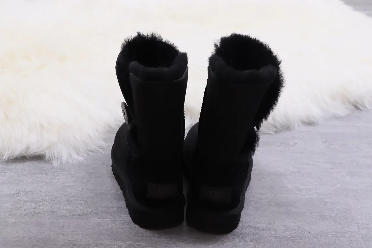UGG Classic Short 黑色麂皮羊毛内里雪靴 8
