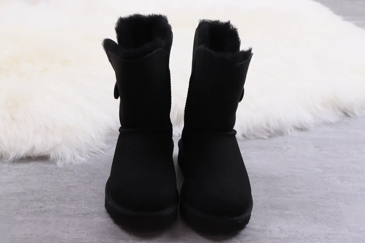 UGG Classic Short 黑色麂皮羊毛内里雪靴 9