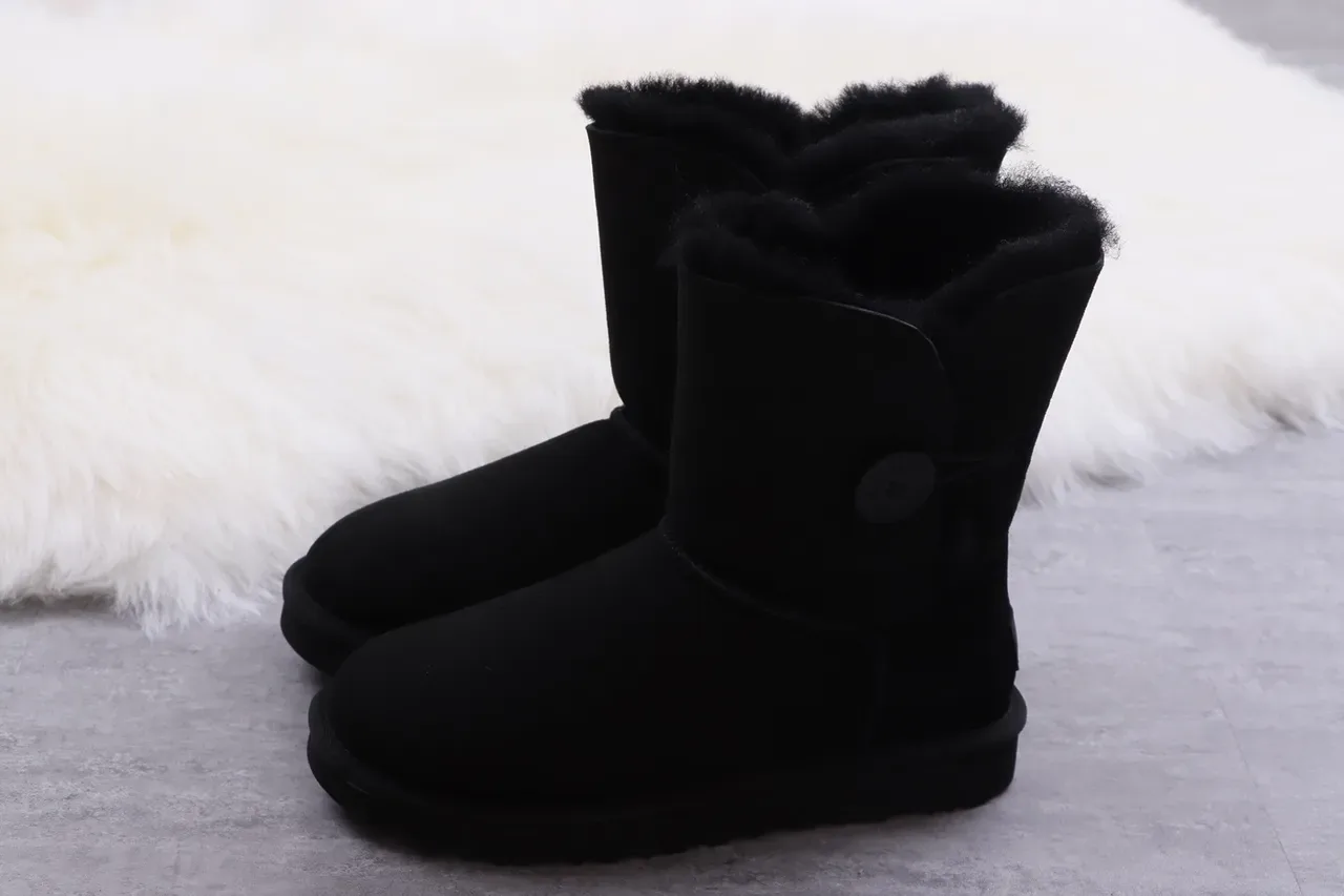 UGG Classic Short 黑色麂皮羊毛内里雪靴 10