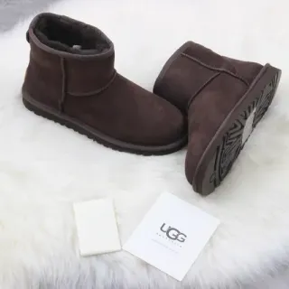 UGG Botas de Nieve Clásicas Cortas de Ante Marrón Forradas con Cordero