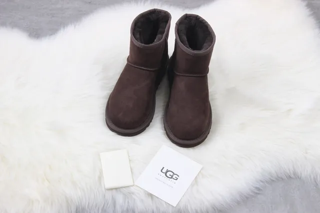 UGG Classic Short Brown Suede Shearling-Lined Snow Boots 7