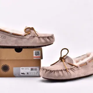 UGG Dakota حذاء لوفر من السودي مبطن بشيرلينج