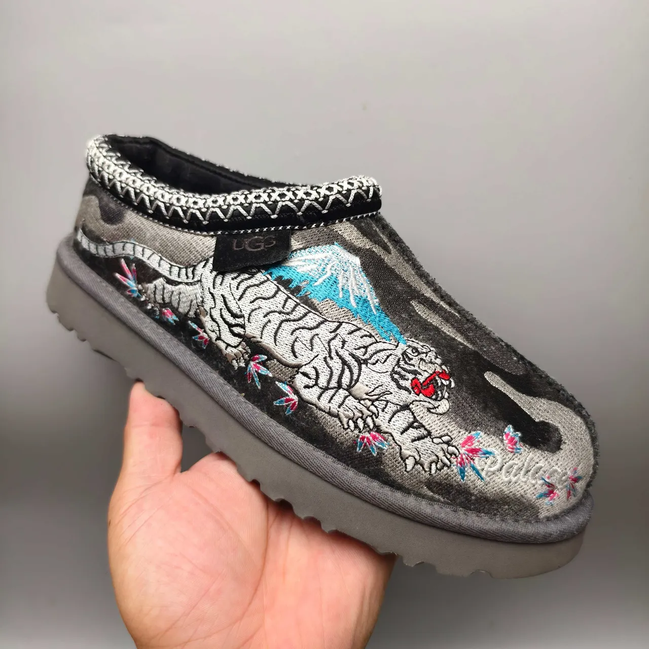 UGG Tasman Sapatos Casuais Cinza Multicolor Bordados com Motivo de Tigre e Montanha com Acabamento de Gola Tricot Trançado 1