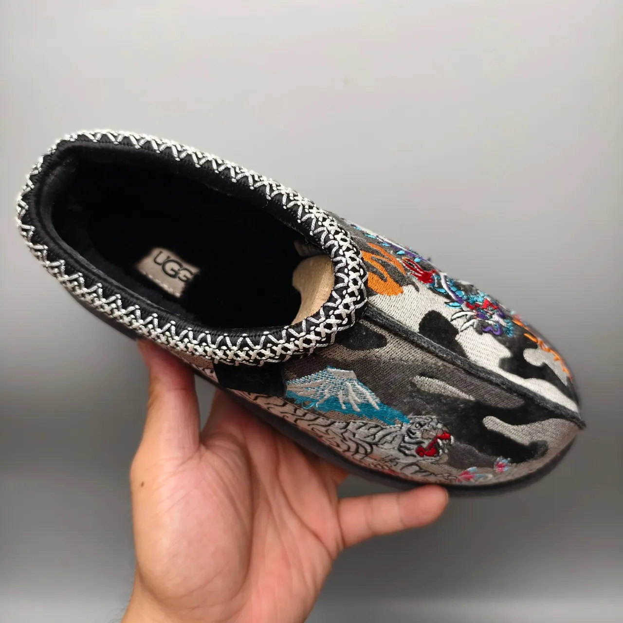 UGG Tasman Sapatos Casuais Cinza Multicolor Bordados com Motivo de Tigre e Montanha com Acabamento de Gola Tricot Trançado 3