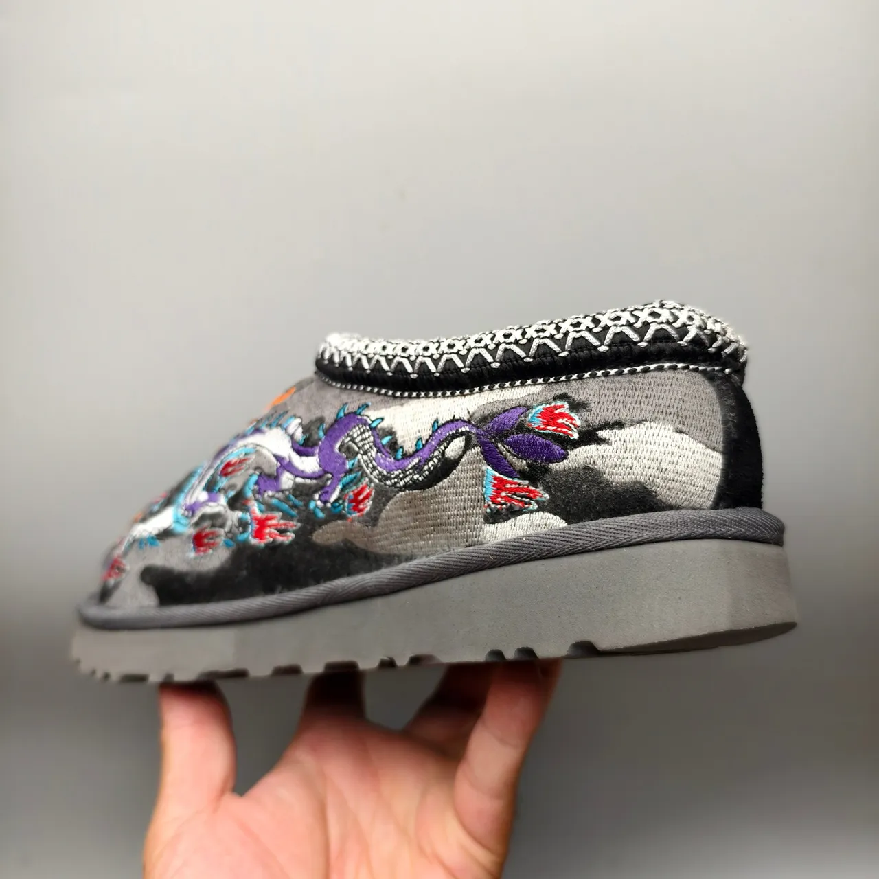 UGG Tasman Sapatos Casuais Cinza Multicolor Bordados com Motivo de Tigre e Montanha com Acabamento de Gola Tricot Trançado 4