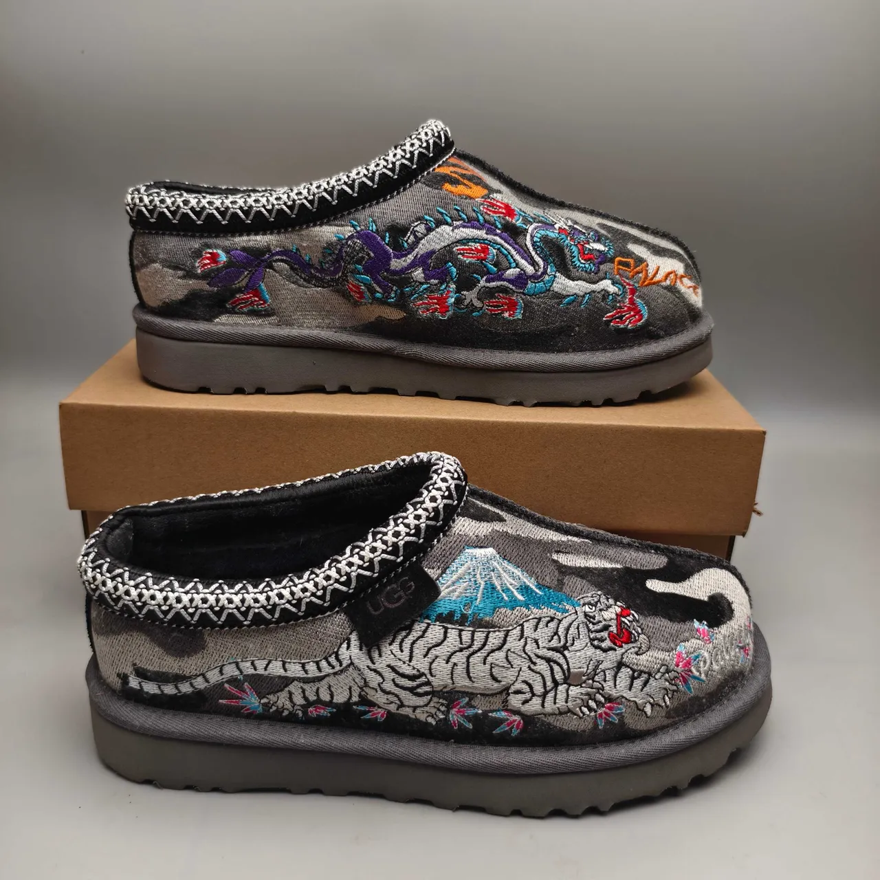 UGG Tasman Sapatos Casuais Cinza Multicolor Bordados com Motivo de Tigre e Montanha com Acabamento de Gola Tricot Trançado 5