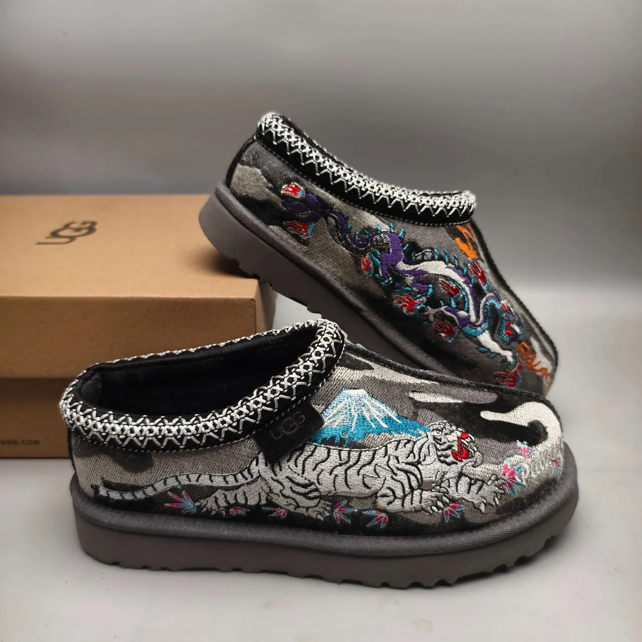 UGG Tasman Sapatos Casuais Cinza Multicolor Bordados com Motivo de Tigre e Montanha com Acabamento de Gola Tricot Trançado 6