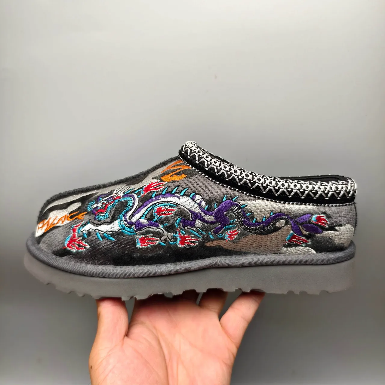 UGG Tasman Sapatos Casuais Cinza Multicolor Bordados com Motivo de Tigre e Montanha com Acabamento de Gola Tricot Trançado 7