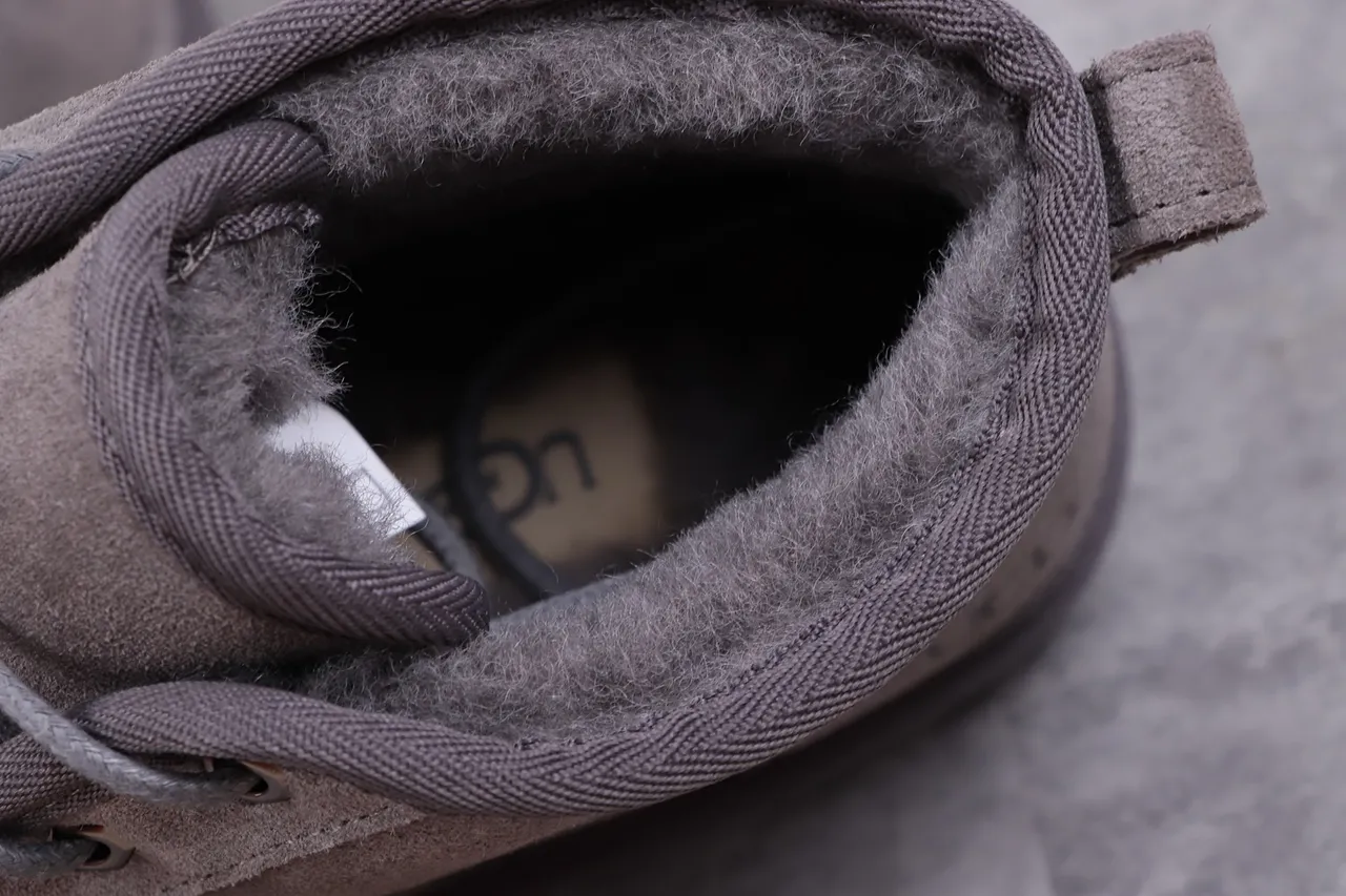 UGG Tasman Botas de Nieve de Ante Gris con Forro de Cordero y Cordones 2