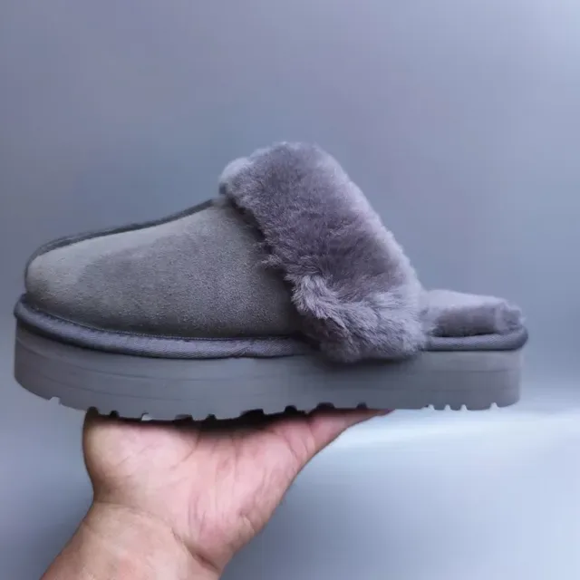 UGG Tasman ধূসর সুয়েড শিয়ারলিং লাইন্ড প্ল্যাটফর্ম স্লিপার্স 2