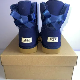 UGG Tasman Navy Satin Bow Botas de Nieve