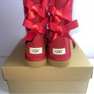 UGG Tasman Bottes de Neige Rouge Beige avec empeigne imitant le suède, ruban de satin lacets croisés