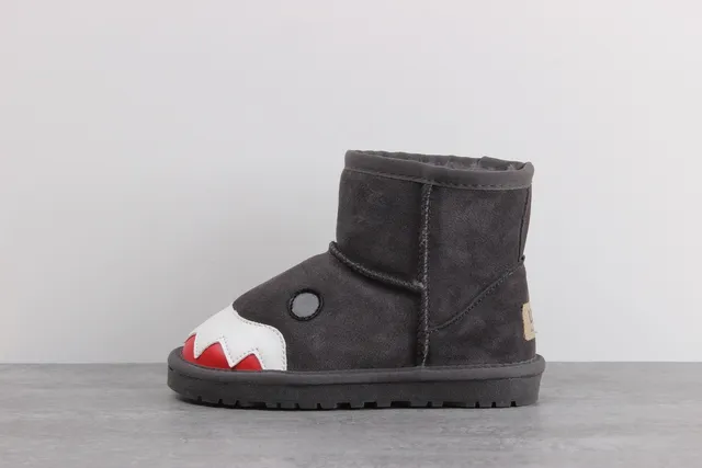 UGG Tasman أحذية ثلجية مع جرافيك أسنان القرش 2
