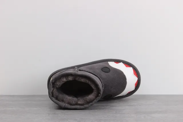 UGG Tasman أحذية ثلجية مع جرافيك أسنان القرش 3